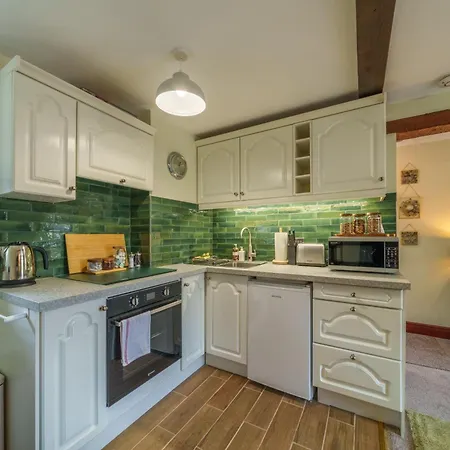 6 The Mews - Cosy With Garden Semesterbostad