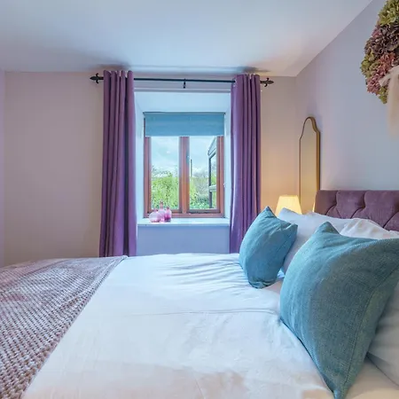 Semesterbostad 6 The Mews - Cosy With Garden