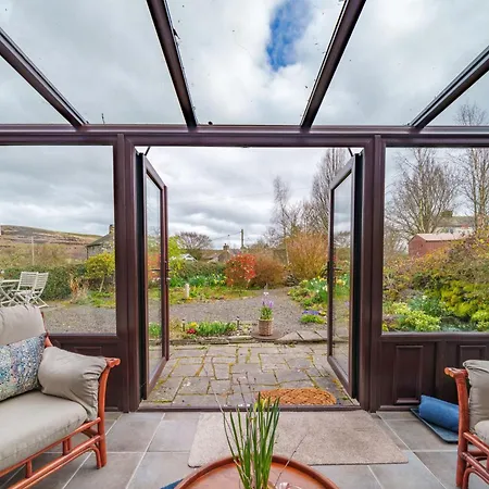 6 The Mews - Cosy With Garden *