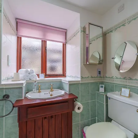 6 The Mews - Cosy With Garden Semesterbostad *