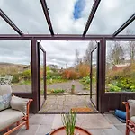 6 The Mews - Cosy With Garden *